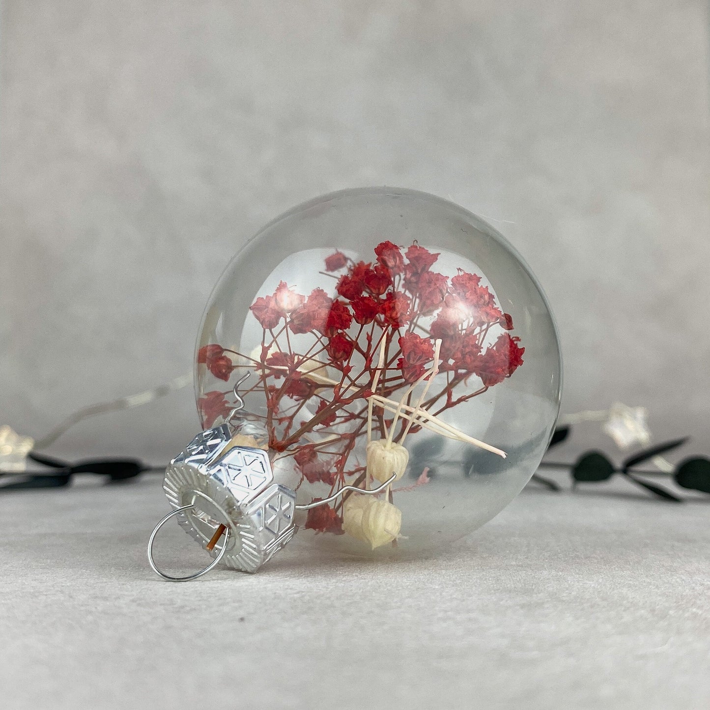 Weihnachtskugel mit Schleierkraut Rot - 8 cm